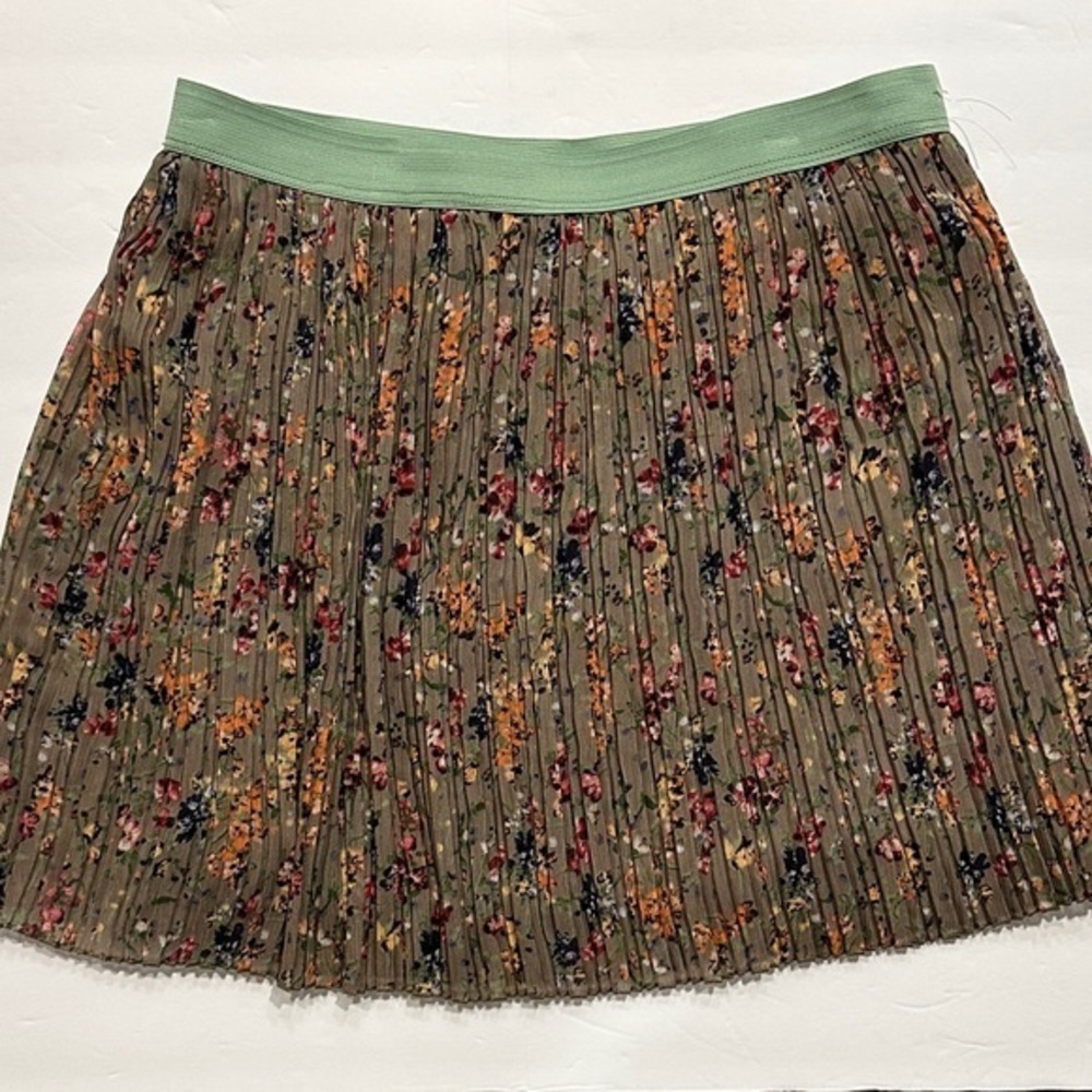H.I.P. Floral Pleated mini Skirt Green and Multicolor Size Medium